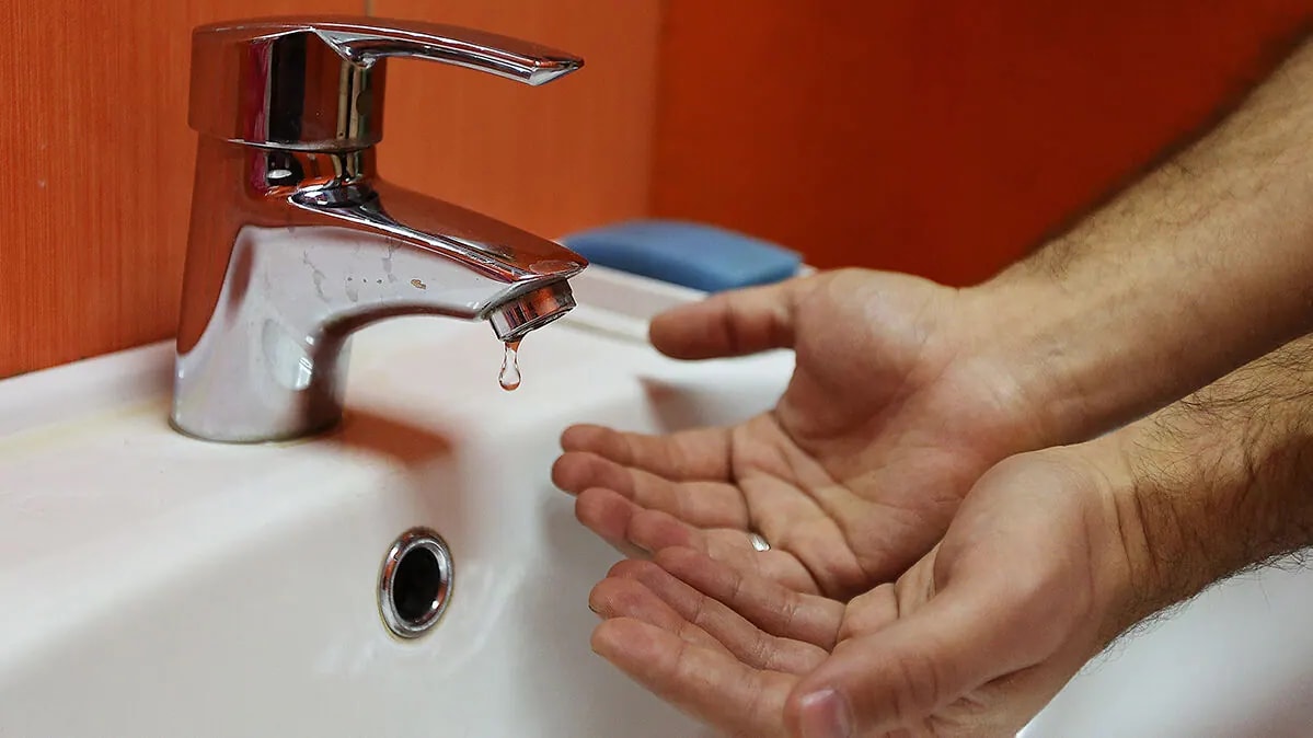 Жильцы дома на Добролюбова почти сутки без воды — ищут хозяйку затопленной квартиры