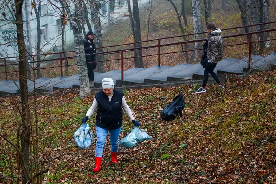 Мэр, депутаты и волонтёры навели порядок на улицах города