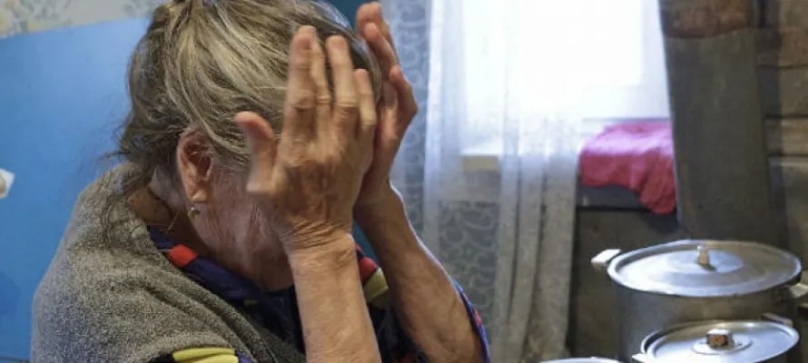В Славянке братья-близнецы истязали собственную мать и запирали её в квартире