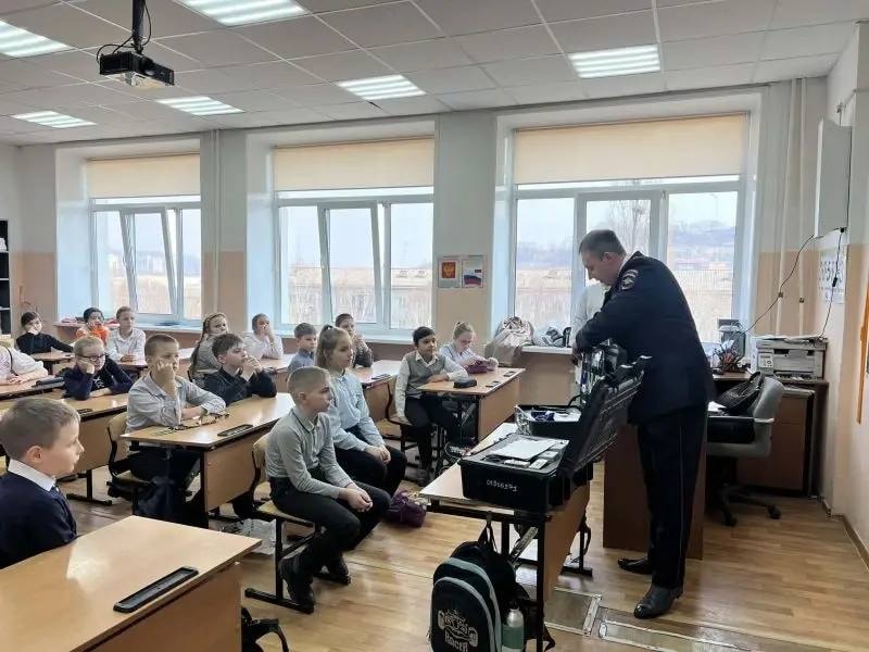 Школьники Находки познакомились с профессией эксперта-криминалиста