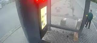 Полиция ищет вандала, повредившего остановку в Находке