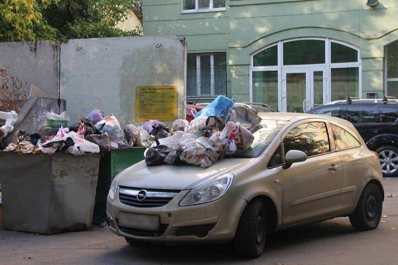 Водителям грозит штраф до 50 тысяч за парковку у мусорных контейнеров
