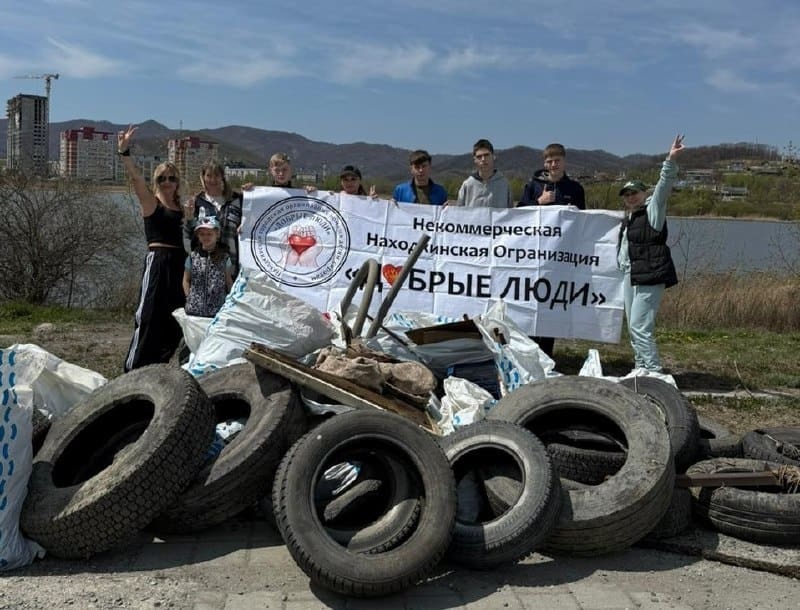 Берег озера Лебяжье в Находке очистили от бытового мусора