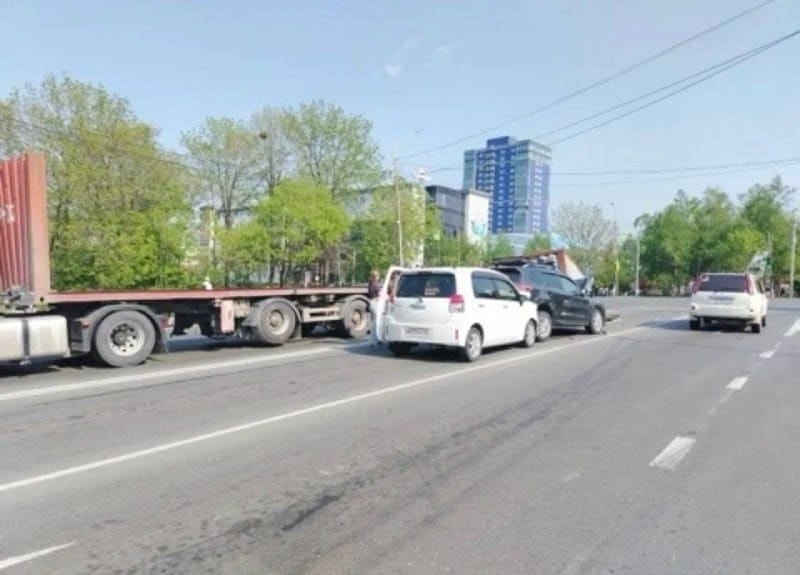 В Артеме грузовик опрокинул контейнер на кроссовер, пострадал ребенок