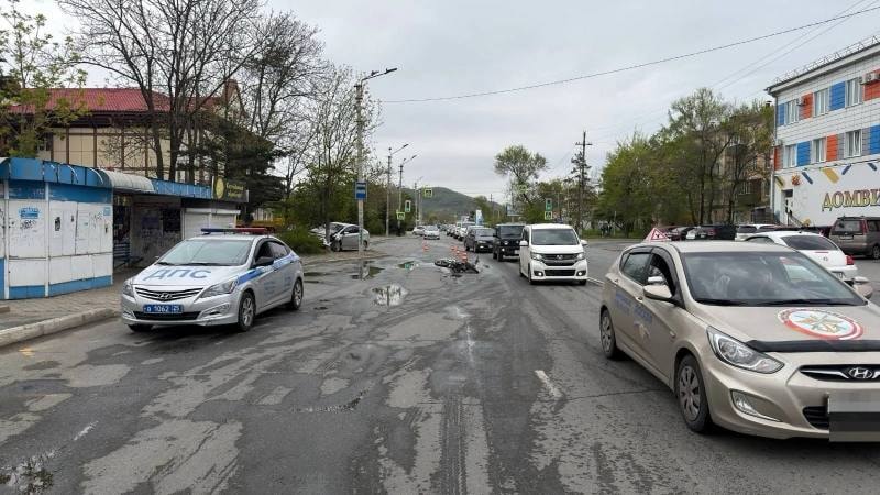 17-летний водитель мотоцикла пострадал в ДТП на Находкинском проспекте