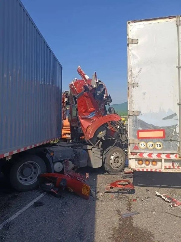 ГИБДД проверяет ДТП с участием FAW Jiefang и Freightliner в Пограничном округе