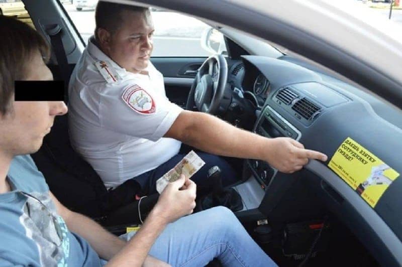 Бывший инспектор ГИБДД в Приморье осуждён на 3,3 года за взятки